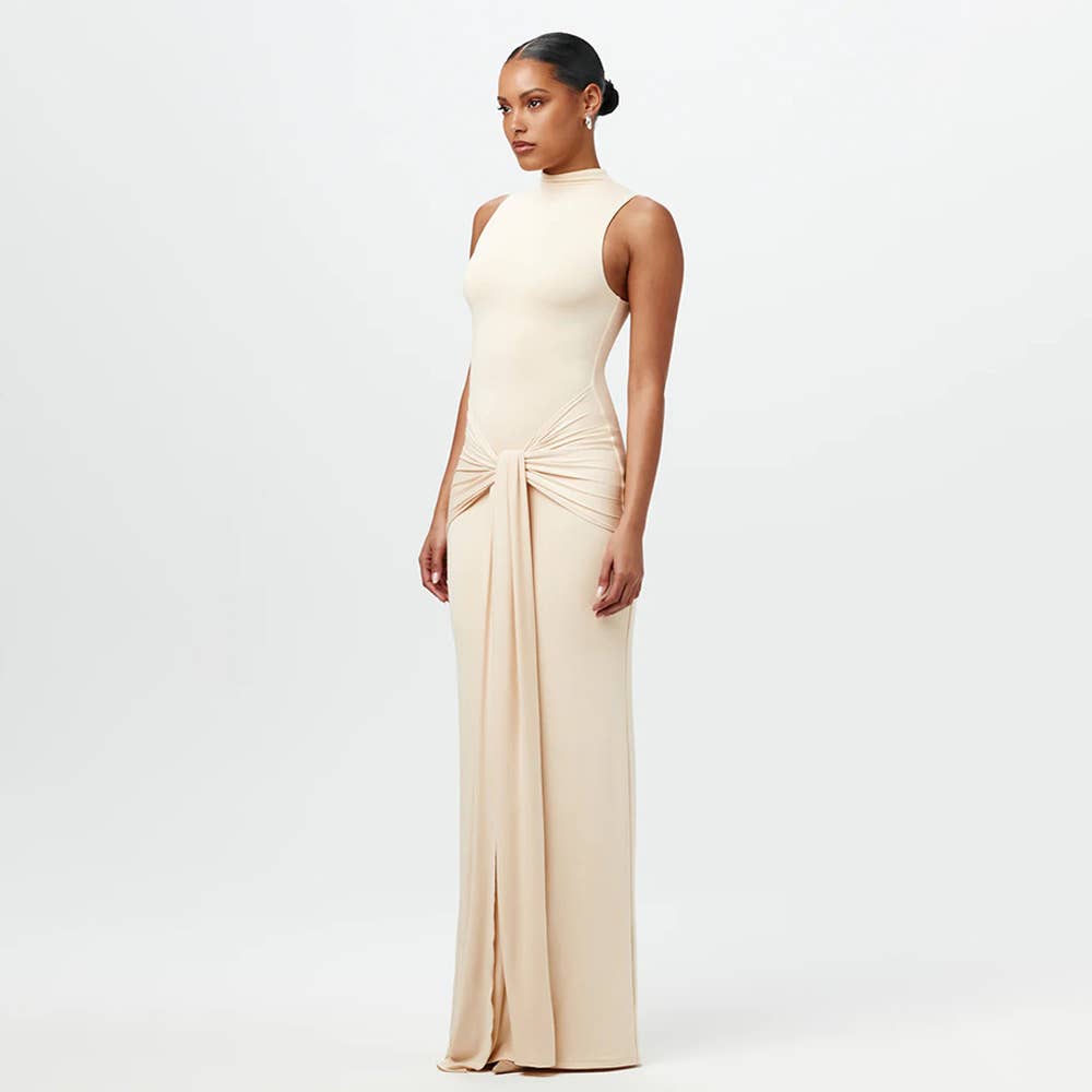 Solid-color round-neck and body-hugging dress