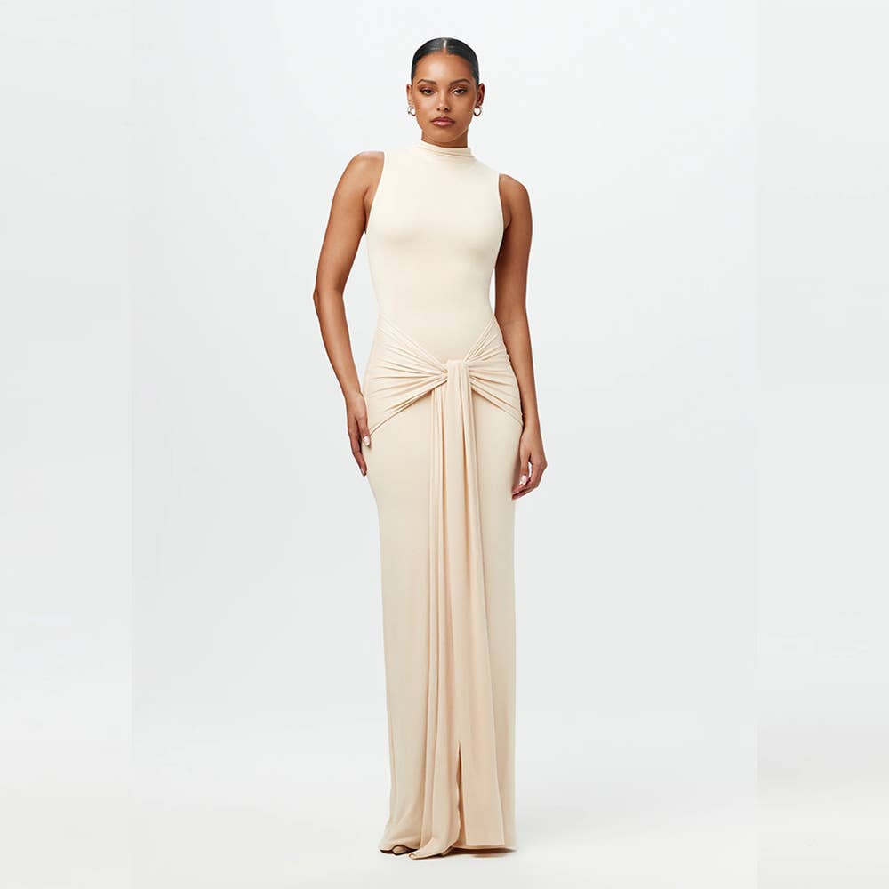 Solid-color round-neck and body-hugging dress