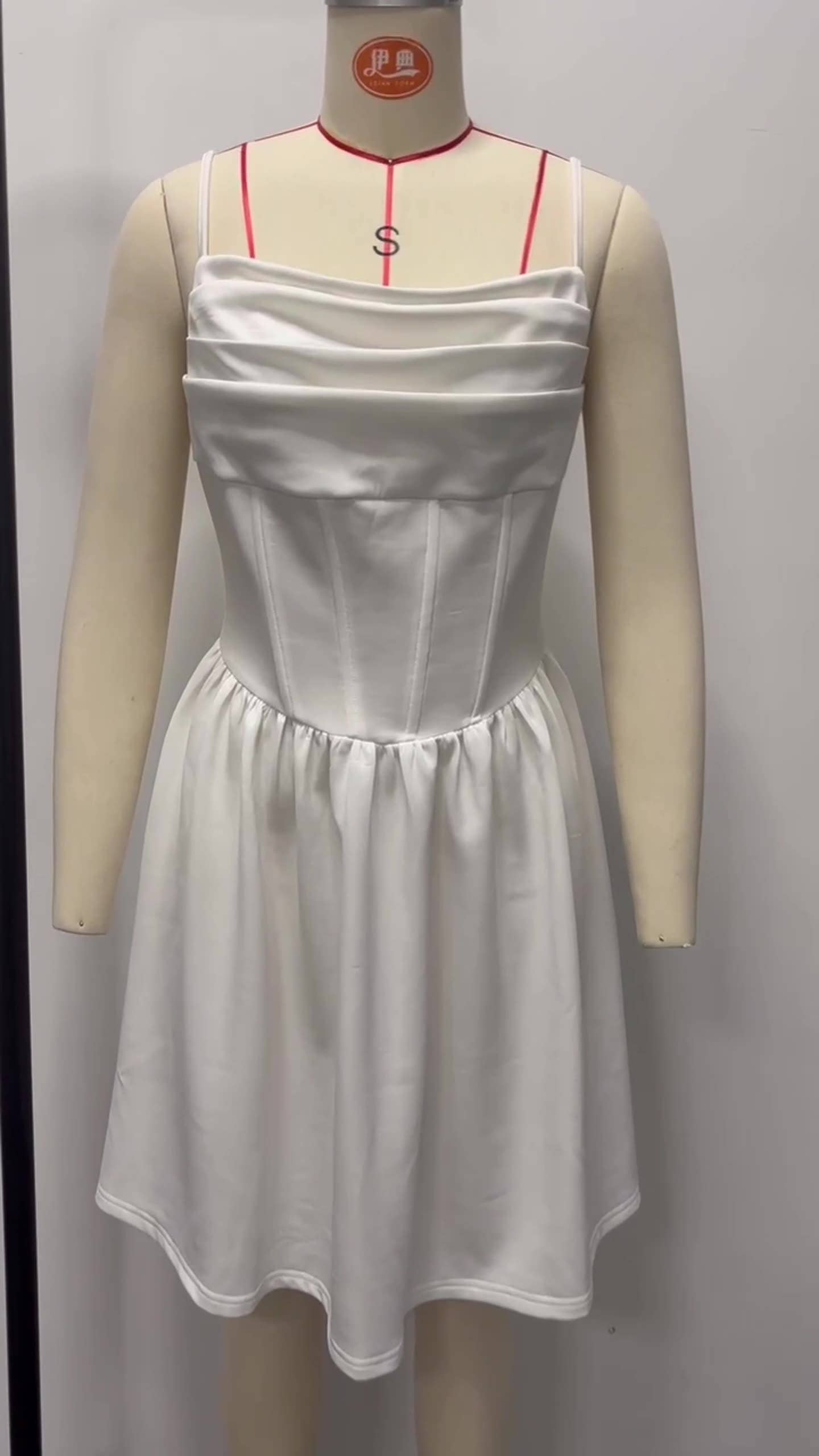 Solid-color pleated back zipper halter dress