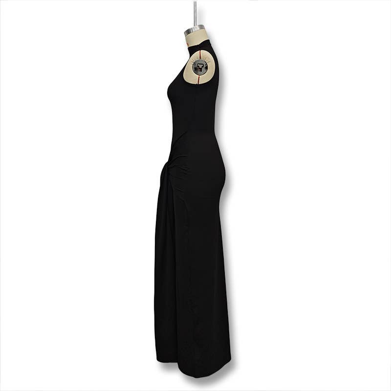 Solid-color round-neck and body-hugging dress