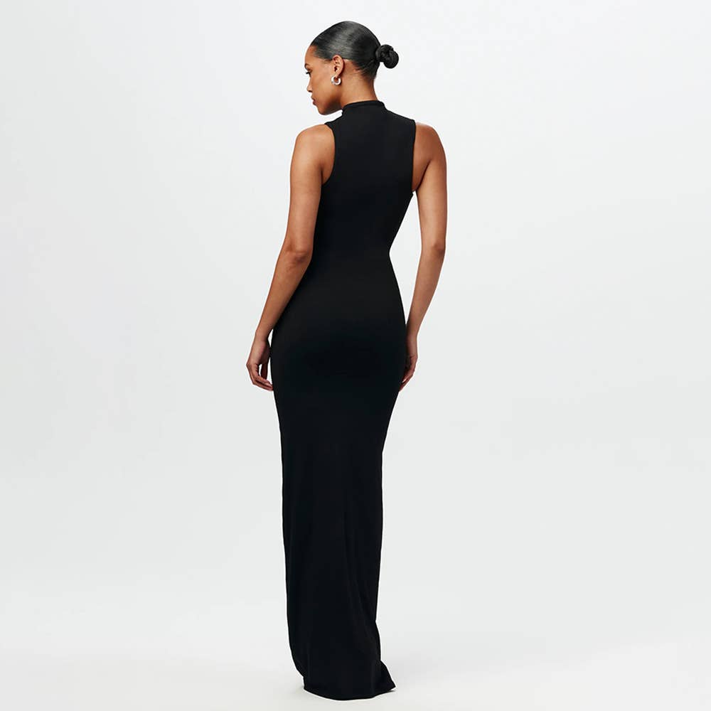 Solid-color round-neck and body-hugging dress